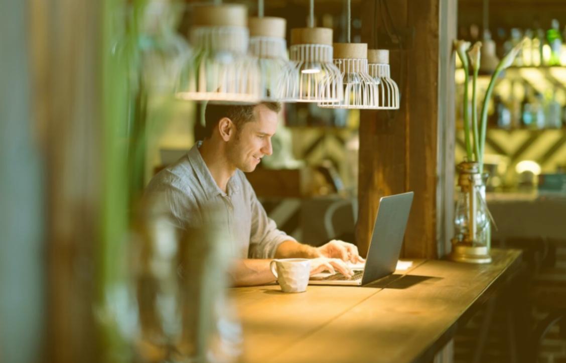 Professionelles Schreibumfeld mit Ressourcen