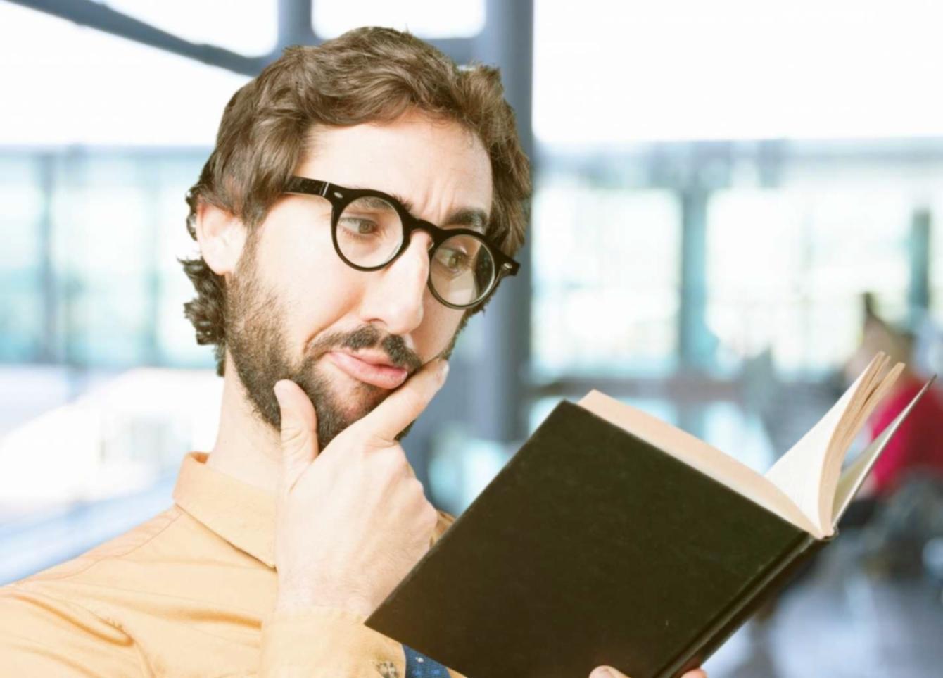 Kreatives Schreibkonzept mit Schreibwerkzeugen